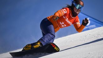 epa10404490 Michelle Dekker of the Netherlands in action during the qualifying of the Women's Parallel Giant Slalom race at the FIS Snowboard World Cup  in Scuol, Switzerland, 14 January 2023.  EPA/GIAN EHRENZELLER