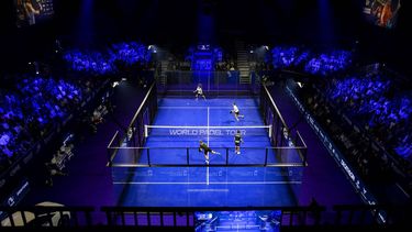 2023-10-11 19:56:11 AMSTERDAM - Bram Meijer en Sten Richters in actie tijdens hun World Padel Tour wedstrijd tegen Eduardo Alonso en Miguel Benitez in AFAS Live. ANP RAMON VAN FLYMEN