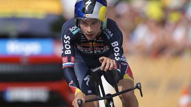 Red Bull - BORA - hansgrohe team's Slovenian rider Primoz Roglic cycles past the finish line of the 7th stage of the 111th edition of the Tour de France cycling race, 25,3 km individual time trial between Nuits-Saint-Georges and Gevrey-Chambertin, on July 5, 2024. 
Thomas SAMSON / AFP