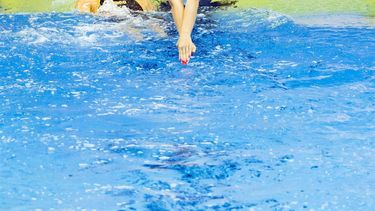 2023-07-30 11:26:54 FUKUOKA - Kira Toussaint en Tes Schouten in actie de 4 x 100 wissel vrouwen tijdens de achtste en tevens laatste dag van het WK Zwemmen in Japan. ANP KOEN VAN WEEL