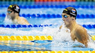 2023-07-27 20:48:27 FUKUOKA - Arno Kamminga (L) en Caspar Corbeau in actie tijdens de halve finale 200 school mannen op de vijfde dag van het WK Zwemmen in Japan. ANP KOEN VAN WEEL