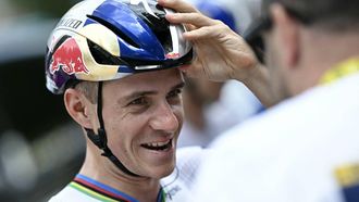 Red Bull - BORA - hansgrohe team's Belgian rider Remco Evenepoel awaits the start of the 13th stage of the 113th edition of the Tour de France cycling race, 205,8 km between Dole and Belfort in eastern France, on July 17, 2026. 
Loic VENANCE / AFP