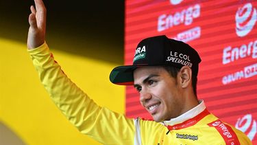 epa10104231 Colombian rider Sergio Higuita of the Bora-hansgrohe team celebrates on the podium after retaining the overall leader's yellow jersey following the 5th stage of the 79th Tour de Pologne 2022 cycling race over 178.1km from Lancut to Rzeszow, Poland, 03 August 2022.  EPA/Darek Delmanowicz POLAND OUT