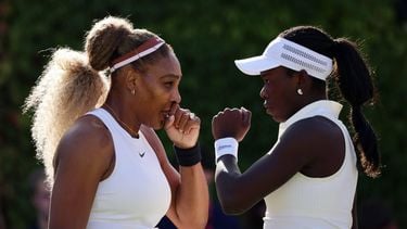 epa13026898 US tennis player Serena Williams (L) talks with Victoria Mboko of Canada during her doubles match against Nicole Melichar-Martinez of the US and Erin Routliffe of New Zealand at the HSBC Tennis Championships at Queens Club in London, Britain, 09 June 2026.  EPA/ANDY RAIN