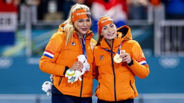 MILAAN - (l-r) Jutta Leerdam, Femke Kok op het podium na afloop van de 500 meter bij het langebaanschaatsen in het Milano Speed Skating Stadium op de Olympische Winterspelen van Milaan. ROBIN VAN LONKHUIJSEN / ANP