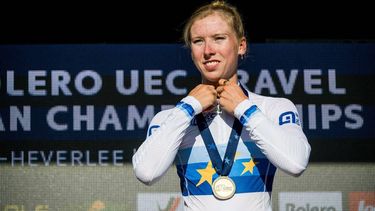 Dutch Lorena Wiebes celebrates on the podium of the women's elite race at the European Gravel cycling Championships, in Heverlee, on October 1, 2023. 
JASPER JACOBS / Belga / AFP