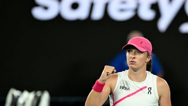 epa11086316 Iga Swiatek of Poland celebrates match point during her 2nd round win over Danielle Collins of the USA on Day 5 of the 2024 Australian Open at Melbourne Park in Melbourne, Australia 18 January 2024.  EPA/LUKAS COCH AUSTRALIA AND NEW ZEALAND OUT