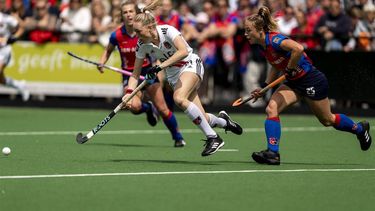 2023-05-29 12:53:43 BILTHOVEN - Lisa Post van SCHC in actie tegen Fiona Morgenstern van Amsterdam in de 2e wedstrijd van de Tulp Hoofdklasse dames play offs finale hockey wedstrijd. ANP SANDER KONING