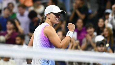 Poland's Iga Swiatek celebrates defeating Russia's Liudmila Samsonova during their women's singles round of 16 match on day eight of the US Open tennis tournament at the USTA Billie Jean King National Tennis Center in New York City, on September 2, 2024. 
ANGELA WEISS / AFP