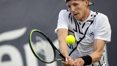 ROSMALEN - Gijs Brouwer (NED) in actie tegen Ugo Humbert (FRA) op de zevende dag van het Libema Open tennis toernooi in Rosmalen. ANP SANDER KONING