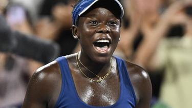 epa12287570 Victoria Mboko of Canada reacts after defeating Elena Rybakina of Kazakhstan in their semifinal match during the National Bank Open tennis tournament in Montreal, Canada, 06 August 2025.  EPA/GRAHAM HUGHES