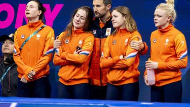MILAAN - Selma Poutsma, Zoë Deltrap, bondscoach Niels Kerstholt, Michelle Velzeboer en Xandra Velzeboer tijdens de finale 3000 meter relay bij het shorttrack schaatsen in de Milano Ice Skating Area op de Olympische Winterspelen van Milaan. SEM VAN DER WAL / ANP