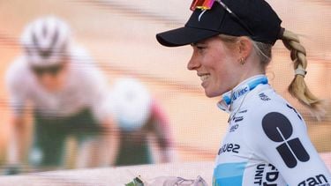 epa12915561 Winner Dutch cyclist Demi Vollering of FDJ - Suez poses on the podium after the Liege Bastogne Liege Femmes one-day cycling race over 156km from Bastogne to Liege, Belgium, 26 April 2026.  EPA/OLIVIER MATTHYS