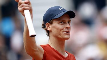 epa11389313 Jannik Sinner of Italy celebrates winning his Men's Singles quarterfinal match against Grigor Dimitrov of Bulgaria during the French Open Grand Slam tennis tournament at Roland Garros in Paris, France, 04 June 2024.  EPA/YOAN VALAT