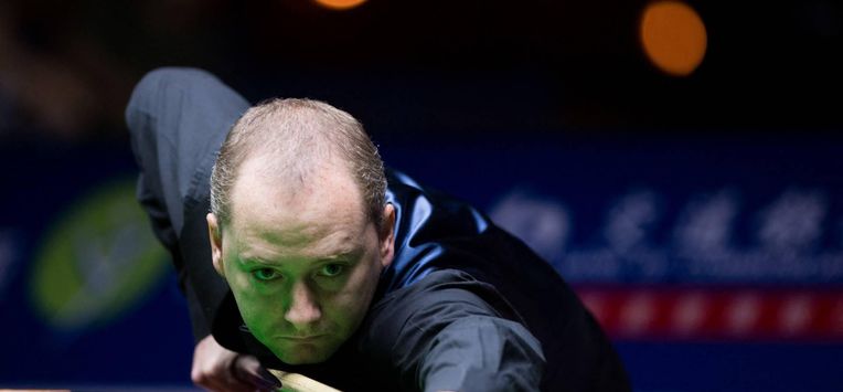 Graeme Dott of Britain plays a shot against Shaun Murphy of Britain (not pictured) during the Snooker Shanghai Masters in Shanghai on September 11, 2014. Dott won against Murphy with 5:3 in the second round of the competition. The World Snooker Masters will take place until September 14, 2014.   AFP PHOTO / JOHANNES EISELE
JOHANNES EISELE / AFP