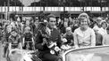 Wielrenner Ab Geldermans wordt gehuldigd te Beverwijk vanwege zijn grootse prestaties in de Tour de France, 29 juli 1962. Naast hem zijn echtgenote. / Nationaal Archief/Collectie Spaarnestad/ANP/Peter van Zoest