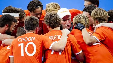 PARIJS - Nederlandse hockeyers worden toegesproken door coach Jeroen Delmee tijdens de finale tegen Duitsland op de Olympische Spelen. ANP REMKO DE WAAL