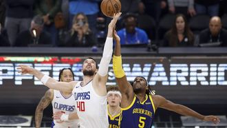 epaselect epa11030336 LA Clippers center Ivica Zubac (L) and Golden State Warriors forward Kevon Looney (R) jump up for the ball during the first quarter of the NBA basketball game between the Golden State Warriors and the Los Angeles Clippers in Los Angeles, California, USA, 14 December 2023.  EPA/CAROLINE BREHMAN SHUTTERSTOCK OUT