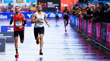 2023-10-15 11:09:14 AMSTERDAM - Khalid Choukoud (r) komt over de finish van de TCS Amsterdam Marathon 2023. Aan de Marathon van Amsterdam doen een recordaantal van 47.000 lopers mee. ANP IRIS VAN DEN BROEK