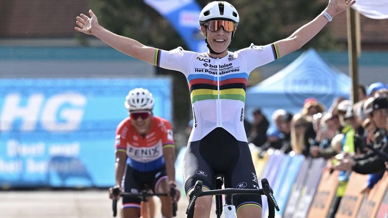 Netherlands' rider Lucinda Brand celebrates after winning the women’s elite race at the ‘Mosselcross’ cyclocross event, the first of seven events in the HG Cross competition, in Dendermonde on October 11, 2026.  
DAVID PINTENS / Belga / AFP