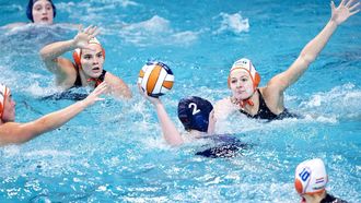 EINDHOVEN - Anya Clapperton van Groot-Brittannie en Kity Lynn Joustra, Marit van der Weijden en Simone Van De Kraats van Nederland tijdens de kwartfinale EK waterpolo voor vrouwen wedstrijd van Nederland tegen Groot-Brittannie in het Pieter van den Hoogenband Zwemstadion. ANP SANDER KONING