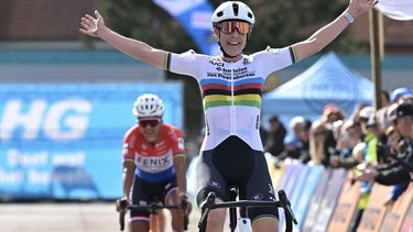 Netherlands' rider Lucinda Brand celebrates after winning the women’s elite race at the ‘Mosselcross’ cyclocross event, the first of seven events in the HG Cross competition, in Dendermonde on October 11, 2026.  
DAVID PINTENS / Belga / AFP