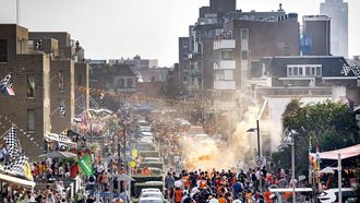 2022-09-04 17:08:39 ZANDVOORT - Bezoekers van de F1 Grand Prix van Zandvoort verlaten het circuit en lopen naar het station na afloop van de race. ANP RAMON VAN FLYMEN