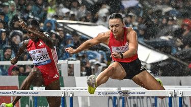 Netherlands' Nadine Visser (R) competes in  the women's 100m hurdles event of the IAAF Diamond League athletics meeting 