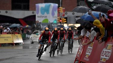 2023-08-26 20:47:56 Team Bahrain's cyclists ride under the rain during the first stage of the 2023 La Vuelta cycling tour of Spain, a 14,8 km team time-trial in Barcelona, on August 26, 2023. 
Pau BARRENA / AFP