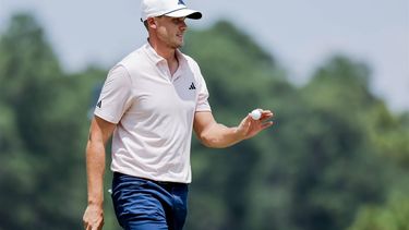 epa11411195 Ludvig Aberg of Sweden reacts on the third hole during the second round of the 2024 US Open golf tournament at Pinehurst No. 2 course in Pinehurst, North Carolina, USA, 14 June 2024.  EPA/ERIK S. LESSER