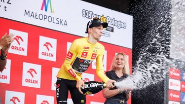 epa13155777 Dutch cyclist Bart Lemmen of Visma-Lease a Bike wearing the yellow leader's jersey celebrates on the podium after the fifth stage of the 83rd Tour de Pologne cycling race over 218.5km, from Opole to Kocierz, in Folwark, Poland, 07 August 2026.  EPA/ART SERVICE POLAND OUT