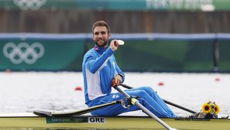 2021-07-30 10:26:12 epa09377873 Stefanos Ntouskos of Greece poses with his gold medal after competing in the Rowing Men's Single Sculls Final A of the Tokyo 2020 Olympic Games at the Sea Forest Waterway in Tokyo, Japan, 30 July 2021  EPA/JEON HEON-KYUN