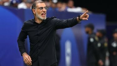 Fateh's Croatian coach Slaven Bilic speaks to his players during the Saudi Pro League football match between Al-Hilal and Al-Fateh at the Kingdom Arena stadium in Riyadh on April 26, 2024. 
Fayez NURELDINE / AFP