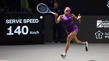 epa11707757 Coco Gauff of USA returns the ball to Barbora Krejcikova of Czech Republic during the WTA Finals group stage match in Riyadh, Saudi Arabia, 07 November 2024.  EPA/Marcin Cholewinski POLAND OUT