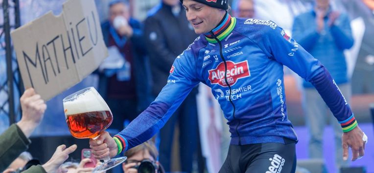 epa12854518 Dutch cyclist Mathieu van der Poel of team Alpecin-Premier Tech offers his beer trophy to fans after winning the E3 Saxo Classic one-day cycling classic, a 203 kilometer cycling race starting and ending in Harelbeke, Belgium, 27 March 2026.  EPA/OLIVIER MATTHYS