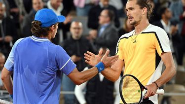 epa11392367 Alexander Zverev of Germany (R) shakes hands with Alex de Minaur of Australia after winning his Men’s Singles quarterfinal match during the French Open Grand Slam tennis tournament at Roland Garros in Paris, France, 05 June 2024.  EPA/CAROLINE BLUMBERG