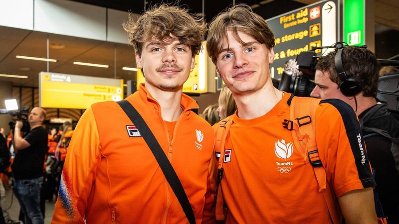 SCHIPHOL - Jens en Melle van 't Wout op luchthaven Schiphol na de Olympische Winterspelen van Milaan en Cortina. DINGENA MOL / ANP