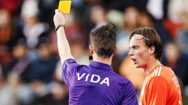 AMSTELVEEN - Scheidsrechter Ben Goentgen geeft Duco Telgenkamp van Nederland een gele kaart tijdens de halve finale op het WK hockey tussen Nederland en Spanje in het Wagener Stadion. KOEN VAN WEEL / ANP