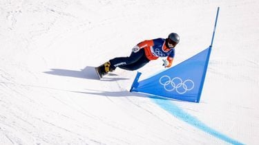 LIVIGNO - Michelle Dekker tijdens de achtste finales van de parallelreuzenslalom bij het snowboarden op de Olympische Winterspelen van Milaan en Cortina.  IRIS VAN DEN BROEK / ANP