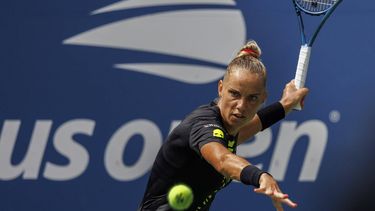 2023-08-29 14:23:03 epa10827419 Arantxa Rus of the Netherlands returns the ball to Madison Keys of the United States during their first round match at the US Open Tennis Championships at the USTA National Tennis Center in Flushing Meadows, New York, USA, 29 August 2023. The US Open runs from 28 August through 10 September.  EPA/SARAH YENESEL 22368