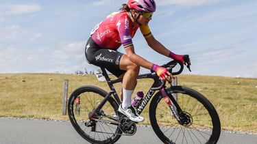 EMMEN - Wielrenster Chantal van den Broek-Blaak in actie tijdens het NK Wielrennen in Drenthe. ANP BAS CZERWINSKI