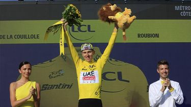 epa11489475 Slovenian rider Tadej Pogacar of UAE Team Emirates celebrates in the overall leader's yellow jersey on the podium after winning the 20th stage of the 2024 Tour de France cycling race over 132km from Nice to Col de la Couillole, France, 20 July 2024.  EPA/GUILLAUME HORCAJUELO
