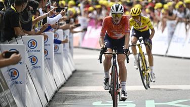 Team SD Worx - Protime's Dutch rider Demi Vollering reacts as she crosses the finish line of the 7th stage (out of 8) of the third edition of the Women's Tour de France cycling race, a 166.4 km between Champagnole and Le Grand-Bornand, on August 17, 2024.  
JULIEN DE ROSA / AFP