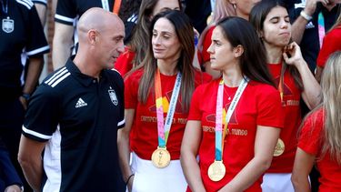 2023-08-22 10:06:36 epa10813111 President of the Royal Spanish Soccer Federation (RFEF) Luis Rubiales (L) chats with players Esther Gonzalez (C) and Rocio Galvez (R) during the reception made by Spanish acting prime minister to the Women's Spanish National Soccer Team as world champions at Moncloa Presidential Palace in Madrid, Spain, 22 August 2023, after they won the FIFA Women's World Cup.  EPA/Juan Carlos Hidalgo