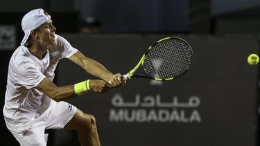 2017-02-20 00:00:00 epa05805954 Belgian tennis player Arthur de Greef returns a ball to the Uruguayan Pablo Cuevas during their match of the first round of the Rio Open 2017, in Rio de Janeiro, Brazil, 20 February 2017.  EPA/Antonio Lacerda