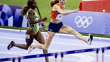 PARIJS - Nederlandse atleet Femke Bol tijdens de halve finale 400 meter horden op de Olympische Spelen. ANP REMKO DE WAAL