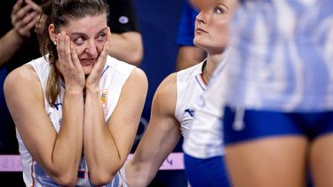 PARIJS - Anne Buijs en Marrit Jasper na afloop van de groepswedstrijd tussen Nederland en de Dominicaanse Republiek van het volleybaltoernooi tijdens de Olympische Spelen. ANP KOEN VAN WEEL