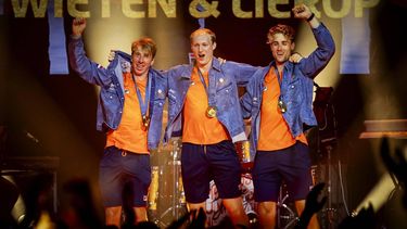 PARIJS - De Nederlandse roeiers van de dubbelvier worden gehuldigd na het behalen van de eerste medaille voor Nederland op de Olympische Spelen. Koen Metsemakers (afwezig), Tone Wieten, Finn Florijn en Lennart van Lierop roeiden op de olympische baan in Vaires-sur-Marne naar het goud. ANP IRIS VAN DEN BROEK