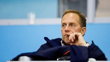 HEERENVEEN - Bondscoach Rintje Ritsema kijkt naar de ploegenachtervolgingen tijdens de slotdag van het NK Afstanden in Thialf. De olympische winter werd afgetrapt met het driedaagse schaatstoernooi. ANP VINCENT JANNINK