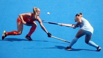 epa11533141 Joosje Burg (L) of the Netherlands is accidently hit with the ball in the face by Agustina Gozelany of Argentina during the Women semifinal betwen the Netherlands and Argentina of the Field Hockey competitions in the Paris 2024 Olympic Games, at the Yves-du-Manoir Stadium in Colombes, France, 07 August 2024.  EPA/CHRISTOPHE PETIT TESSON